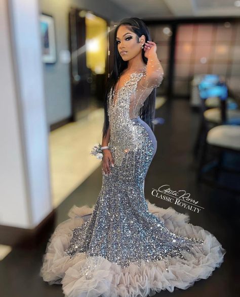 Prom Dresses 2022 Black, Black And Silver Prom Dress, Black And Silver Prom, Diamond Prom Dresses, Silver Prom Dresses, Bday Dresses, Extravagant Dresses, Prom Goals, Silver Prom Dress