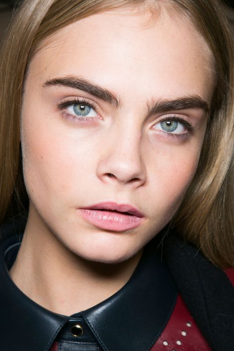 Cara Delevingne looks amazing in this young, fresh, and dewy look. Growing Out Eyebrows, Cara Delevingne Eyebrows, Subtle Lip Color, Soft Grunge Hair, Blonde Eyebrows, Filling In Eyebrows, How To Grow Eyebrows, Runway Beauty, How To Draw Eyebrows