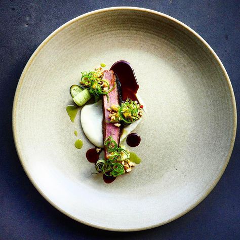 “Peking duck • Pickled cucumber • Celery cream • Burnt cucumber • Chile cashews • Spring onion ...delicious looking dish by @keatlee11 #soignefood” Roast Beef Plating, Beef Tenderloin Plating, Celery Puree, Beetroot Sauce, Pickled Celery, Design Cibo, Onion Oil, Peking Duck, Melbourne Food