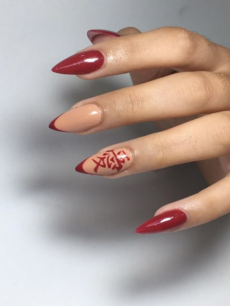 Unha de fibra - formato Stiletto - bege e vermelho escuto - feita a mal Anime Nails Art Naruto, Anime Acrylic Nails Art Designs, Gaara Inspired Outfits, Anime Nail Designs For Short Nails, Gaara Nails Designs, Naruto Nail Ideas, Anime Nail Ideas Naruto, Anime Inspired Nails Naruto, Anime Design Nails