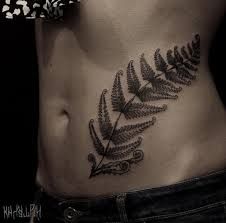 Fern Tattoo Women, Tatau Tattoo, Tattoo Son, Fern Tattoo, Statue Tattoo, Epic Tattoo, Nature Tattoo, Tree Tattoo Designs, Fern Frond