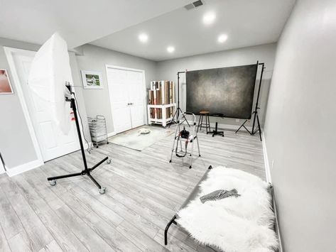 Small Photo Studio Setup, Garage Photography Studio Ideas, Photo Studio Garage, Photographer Studio Interior, Garage Photo Studio, Small In Home Photography Studio, Basement Photography Studio, Photo Studio In Garage, Basement Photography Studio Diy