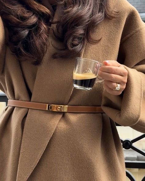 Yelyzaveta Holdshteyn | Un espresso s’il vous plaît ☕️🖤 #coscape #cos #autumnfashion #outfitoftheday #autumnoutfit #fashionstyle #parisianstyle #fallfashion... | Instagram Coffee Coat Outfit, Espresso Aesthetic Outfit, Brown Woman Aesthetic, French Women Aesthetic, Brown Winter Aesthetic, Winter Coffee Aesthetic, Brown Fashion Aesthetic, Brown And White Aesthetic, Old Money Aesthetic Winter