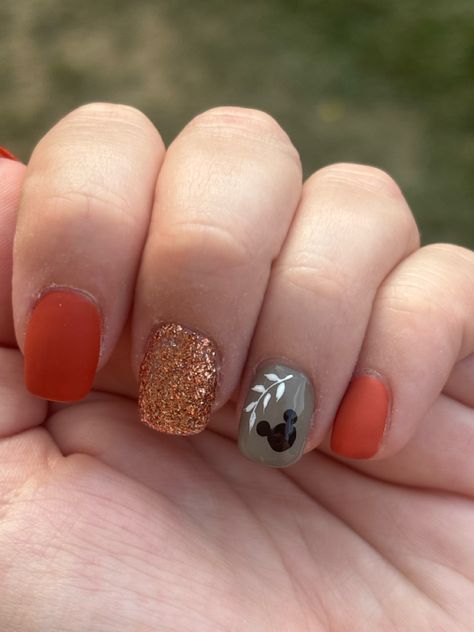 Mickey Pumpkin Nail Art, Mickey Mouse Fall Nails, Disney Halloween Manicure, Disney Fall Nails Design, Disney Thanksgiving Nails, Thanksgiving Disney Nails, Fall Mickey Nails, Fall Pumpkin Nail Designs, Mickey Pumpkin Nails