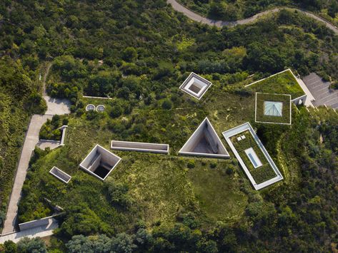 Chichu means “under the earth” in Japanese; a particularly apt name for this unusual gallery which sits almost entirely underground. Tadao Ando Buildings, Chichu Art Museum, Naoshima Island, Underground Building, Tadao Ando Architecture, Museum Exhibition Design, Earth Sheltered, Organic Structure, Underground Art