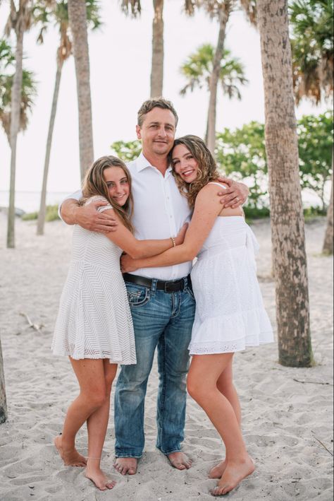 Family Beach Photos Poses, Father Son Beach Photos, Teen Family Photoshooting Ideas, Father Daughter Photos Older, Family Of 3 Beach Photos, Beach Family Pics, Father Daughter Photoshoot, Sand Photoshoot, Adult Family Poses