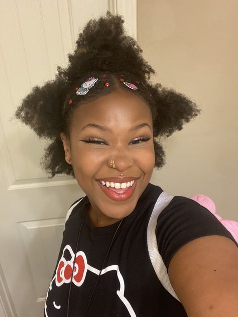 Star Afro Hair, Star Puffs Hair, Y2k Afro Hairstyles, Easy Basic Hairstyles, Black Women With 4c Hair, Shaped Afro, Cute Afro Hairstyles, Afro Hair Accessories, Hairstyles For Black Women 4c