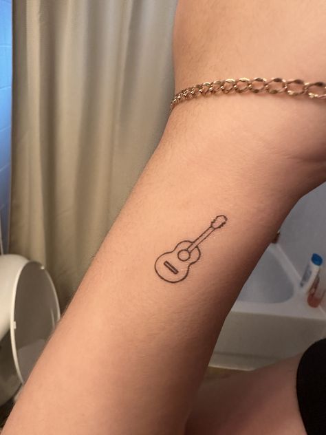 Tattoed Heart, Guitar Tattoo, Cute Little Tattoos, Discreet Tattoos, Aesthetic Tattoo, Little Tattoos, Mini Tattoos, Body Tattoos, I Tattoo