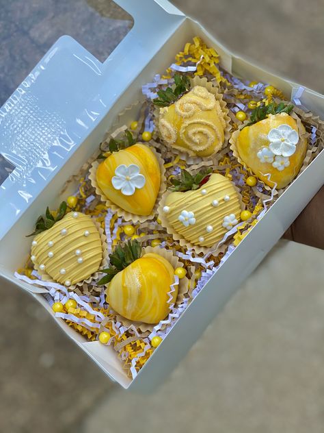 yellow chocolate covered strawberries Yellow Chocolate Strawberries, Yellow Chocolate Covered Oreos, Orange Chocolate Strawberries, Yellow Dipped Strawberries, Yellow Strawberries Chocolate, Chocolate Covered Strawberries Yellow, Prom Chocolate Covered Strawberries, Spring Chocolate Covered Strawberries, Chocolate Strawberry Designs