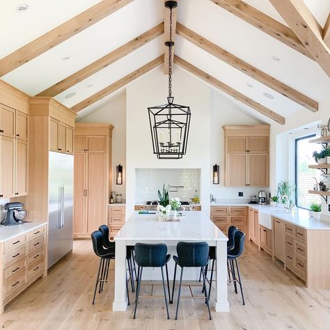 Lakehouse Inspiration, Vaulted Kitchen, White Modern Kitchen Ideas, Vaulted Ceiling Ideas, Vaulted Ceiling Kitchen, Dreamy Kitchens, Ceiling Kitchen, Interior Casa, Kitchen Addition