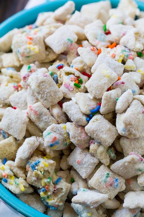 Cake Batter Muddy Buddies - Spicy Southern Kitchen Cake Batter Popcorn, Birthday Cake Oreo, Life Love And Sugar, Golden Birthday Cakes, Chex Mix Puppy Chow, Cake Oreo, Muddy Buddies Recipe, Puppy Chow Recipes, Cereal Snacks