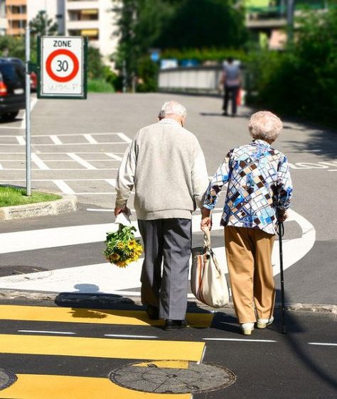 . Old Couple In Love, Cute Old Couples, Vieux Couples, Older Couple, Touching Photos, Grow Old With Me, Couple Walking, Elderly Couples, Growing Old Together