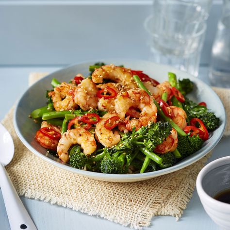 This rice bowl with prawns and broccoli is a healthy and balanced bowl that's served with a punchy Asian dressing and scattered with fresh chilli. Broccoli Healthy Recipes, Easy Rice Bowls, Broccoli Lunch, Healthy Recipes With Ground Beef, Broccoli Healthy, Prawn Dishes, Easy Rice, Cheap Clean Eating, Healthy Sweet Snacks