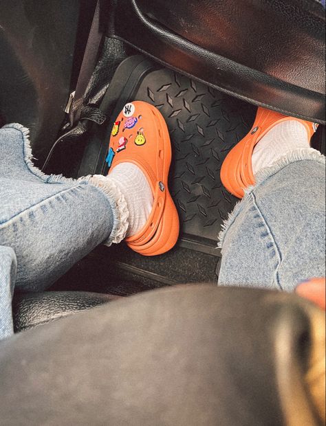 Orange Crocs Outfit, Orange Crocs, Crocs Outfit, Platform Crocs, Blue Crocs, Fresh Shoes, Pretty Clothes, Celebrity Look, Clothing Styles