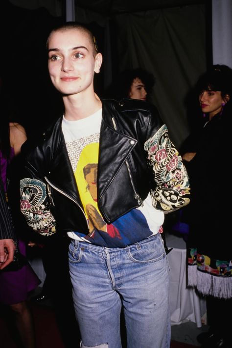 90s fashion: Sinéad O'Connor's style in music videos, award shows and on stage - The outspoken Irish singer has never played by the rules – in life or style. Curtis Mayfield, Chrissie Hynde, Irish Singers, Baby News, Jordan Shoes Girls, Bryan Adams, S Icon, Punk Girl, Mtv Videos