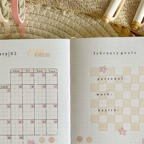 Bullet journaling & creativity 💫 on Instagram: "Calendar & goals spread 🫶🏻 ‌ Hi, happy Tuesday! Sharing my calendar and goals pages for the month today. I used this layout last month and I really liked it, so here it is again! It’s really simple yet effective 😌 ‌ Also, how cute are the little quote pictures 🥹 I made them with my printer from @colop_creative , I downloaded the groovy font in the app, such an easy way to make cute little quotes! 🤍 ‌ My bullet journal is from @kumastationerycrafts ! ‌ #februarytheme #bulletjournal #journal #artjournal #bulletjournaling #februarybulletjournal #inspiration #aesthetic #bujoinspo #bulletjournalinspiration #showmeyourbujo #bujocommunity #bujoideas #trending #drawing #bujospread #planner #februarybujo #februarybulletjournal #bujosetup #statio Bujo Calendar Ideas, Monthly Dashboard Bullet Journal, Month Spread Bullet Journal, Journal Yearly Spread, Bullet Journal Calendar Layout, Monthly Planner Bullet Journal, Bullet Journal Monthly Spread Ideas, Monthly Spread Bullet Journal, Bullet Journal Yearly Spread