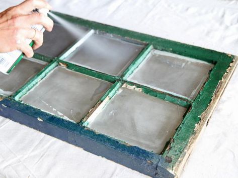 Spray glass panes with mirrored spray paint. Concrete End Table, Mercury Glass Mirror, Old Window Decor, Vintage Bottles Antiques, Painted Window Frames, Recycled Windows, Old Window Projects, Window Pane Mirror, Mercury Glass Diy