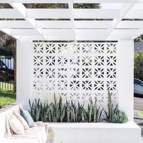 Breeze Block Wall, Breeze Blocks, Patio Pergola, Palm Springs Style, Casa Exterior, Patio Roof, Backyard Living, Pergola Patio, Block Wall