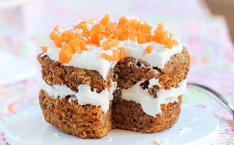 This Carrot Cake only takes five minutes to make! Dessert Micro Onde, Chocolate Covered Katie, Healthy Carrot Cakes, Mug Cakes, Single Serve Desserts, Single Serving Recipes, Mug Recipes, God Mat, Carrot Cake Recipe