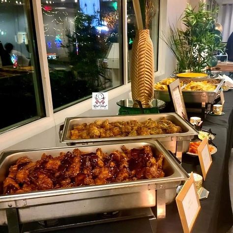 Pizza And Wing Bar Wedding, Wings Bar Party, Chicken Wings Wedding Reception, Chicken Wings Catering Display, Wings And Pizza Party, Chicken Wing Display Ideas, Wings Wedding Food, Chicken Wing Party Decorations, Wing Party Bar