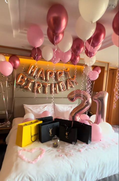 Birthday Hotel Set Up, Hotel Birthday Set Up, Bed Birthday Decorations, Decorated Hotel Room For Birthday, Airbnb Birthday Party Ideas, Birthday Hotel, Special Birthday Cakes, Birthday Room Decorations, Birthday Aesthetic