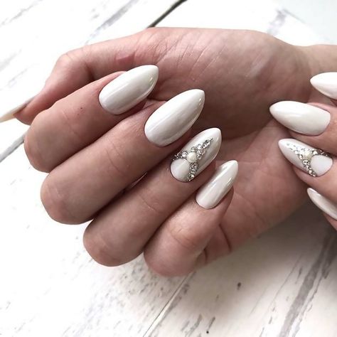 Best Wedding Nail Art Ideas for a Bridal Manicure in 2020 - JJ's House Bridal Nails Pearl, Wedding Gel Nails, Chip Nails, Wedding Toe Nails, Nail Art Mariage, Nails French Manicure, Nails Pearl, Wedding Acrylic Nails, Engagement Nails