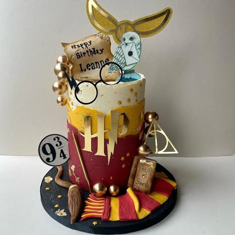 Harry Potter 40th Birthday Cake, Harry Potter Drip Cake, Hary Poter Harry Potter, Harry Potter Birthday Party Ideas Decor, Harry Potter Adult Birthday Party Ideas, Torte Harry Potter, Harry Potter Cakes Birthday, Tarta Harry Potter, Pastel Harry Potter