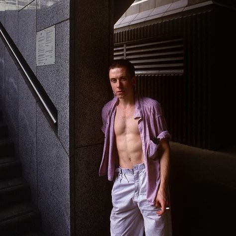 Tim Roth, Blackfriars, London 1986  For Time Out.... - Ibelieveinyou Tim Roth Movies, Derek Ridgers, 90s Men, Tim Roth, Portraiture Photography, Reservoir Dogs, Paul Rudd, Gary Oldman, Lie To Me