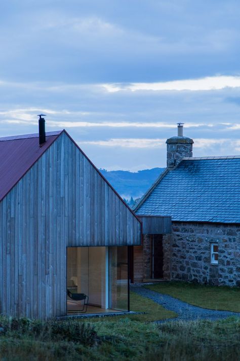 Moxon adds red metal and larch extension to Scottish Highlands farmhouse Farmhouse Exterior With Garage, Cottage Extension, Inspiring Architecture, Rural Architecture, Scottish Homes, Stone Farmhouse, Stone Cottages, Modern Extension, Cottage Renovation