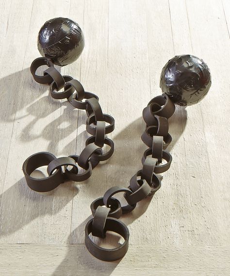 Awesome Diy Ball and Chain using foam for rings and black duct tape over styrofoam ball. #Halloween #Crafts and #Ideas - click pic for more ideas Ball And Chain, Pirate Decor, Pirate Halloween, Dekor Diy, Pirate Birthday, Homemade Halloween, Prison Break, Trunk Or Treat, Halloween 2019