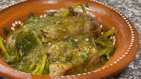 Costillas en salsa verde con verdolagas Clean Food Crush, Food Crush, Clean Food, Salsa Verde, Seaweed Salad, Clean Recipes, Mexican Food, Chicken Dinner, Japchae