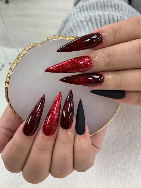 Horror Stilleto Nails, Red Stilleto Nails Designs, Halloween Stilleto Nails, Cute Short Nail Ideas, Halloween Nails Red, Gothic Nail Designs, Nails Design Natural, Halloween Nails Design, Spring Nails Art