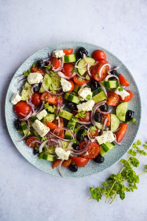 Recipe: How To Make The Perfect Greek Salad | Rachel Phipps #greekfood #greeksalad #sides #sidesalad #summereating Greek Summer Salad, Greek Salad Photography, Traditional Salad Recipes, Greek Salad Aesthetic, Greece Salad, Pretty Salads, Barbecue Salads, Salad Pictures, Low Carb Vegan Breakfast