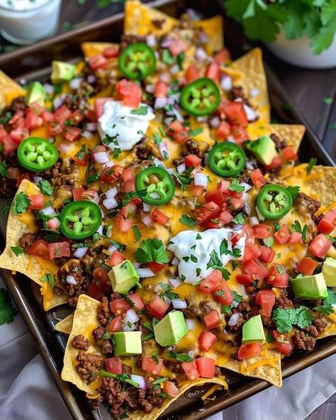 Nachos Aesthetic, Tapas Night, Mexican Dinner Party, Beef Nachos, Nachos Ingredients, Mexican Night, Plating Ideas, Chipped Beef, Nachos Beef