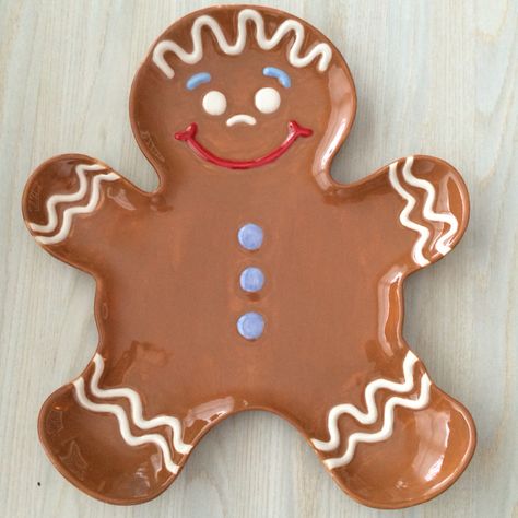 Gingerbread Man Plate, Holiday Pottery Painting Ideas, Ceramic Gingerbread Man, Christmas Pottery Ideas Ceramics Plates, Holiday Ceramics Ideas, Christmas Ceramics Pottery, Christmas Clay Projects, Gingerbread Plates, Christmas Ceramics Ideas Pottery