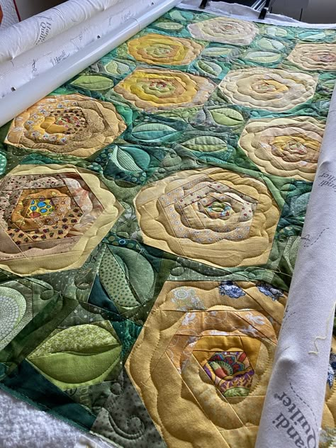 Colchas Quilting, Rose Quilt, Applique Quilt Patterns, Flower Quilts, Patchwork Quilt Patterns, Contemporary Quilts, Paper Piecing Quilts, Floral Quilt, Quilt Stitching