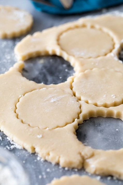 Perfect, buttery SHORTBREAD COOKIES. This recipe is simple and makes the BEST tender cookies! #cookierecipe #shortbreadcookies Egg Free Chocolate Chip Cookies, Best Shortbread Cookie Recipe, Chocolate Calories, Best Shortbread Cookies, Sugar Spun Run, Shortbread Cookies Christmas, Buttery Shortbread Cookies, Buttery Shortbread, Shortbread Cookie Recipe