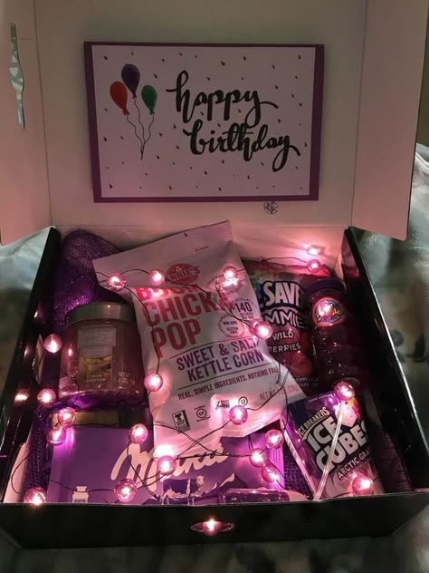 Bf Basket, Purple Basket, Diy Gifts For Girlfriend, Diy Best Friend Gifts, Anniversaire Diy, Bday Gifts, Bff Birthday Gift, Cute Gifts For Friends, Diy Birthday Gifts For Friends