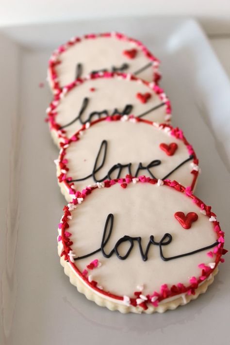 Valentine Cookies Decorated, Valentines Day Sugar Cookies, Valentine Sugar Cookies, Valentines Baking, Valentine Desserts, Valentines Day Cakes, Valentines Day Desserts, Sugar Cookie Designs, Valentines Day Cookies