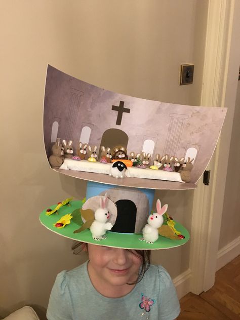 Easter bonnet the last supper Rabbit Easter Bonnet, Easter Hat Decorating Ideas, Homemade Easter Bonnet, Football Easter Bonnet, Easter Hat Parade Ideas Schools, Easter Hat Parade Ideas, Easter Bonnet Competition, Easter Bonnet Ideas, Easter Hat Parade