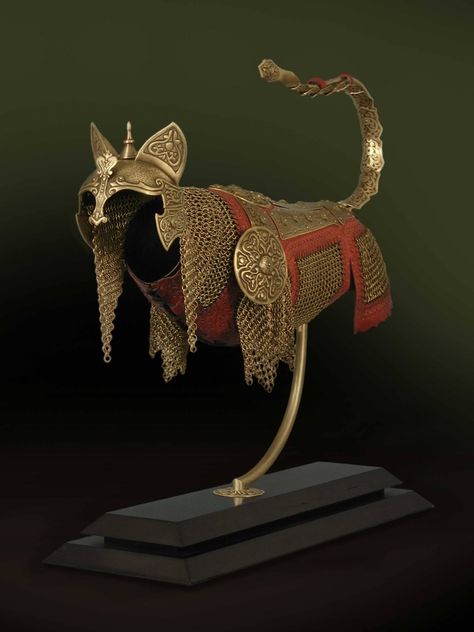 Jeff De Boer builds fantastical armor to fit cats and mice. Cat Armor, Historical Eras, Armadura Medieval, Cat Mouse, Medieval Armor, Suit Of Armor, Fantasy Armor, Warrior Cat, Persian Cat