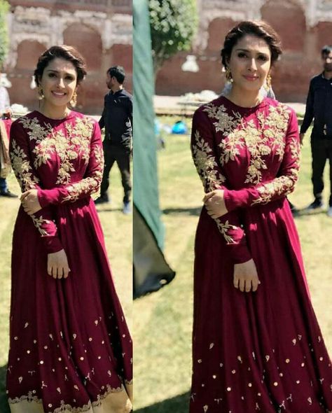 Pakistani Hair, Ayeza Khan Dresses, Indowestern Gown, Dress Design Pakistani, Bridal Mehndi Dresses, Suits Punjabi, Shadi Dresses, Pakistani Formal Dresses, Desi Wedding Dresses