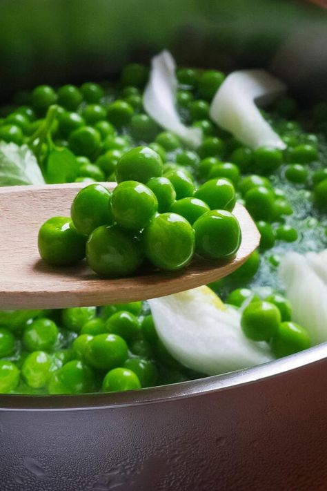 Learn the best way to cook frozen peas so they come out perfectly every time with lots of flavor. In less than 10 minutes, you can have sweet and buttery green peas with this delicious and irresistible side dish. The best part is how easy this recipe is to make. It is amazing how much flavor you can get from one bag of frozen peas. I love stocking up on frozen vegetables when they are on sale at the grocery store. Here is one delicious method for making a vegetable side dish that is super easy a Frozen Green Peas Recipes, Frozen Peas And Carrots Recipe, Carrot Recipes Side Dishes, Southern Recipes Desserts, Southern Dinner, Slow Cooker Times, Vegetable Side Dish, Winter Cooking, Freeze Greens