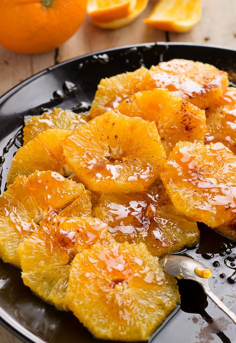 These juicy oranges slices drizzled with a fragrant caramel makes for an elegant and simple dessert perfect for any evening dinner | eatwell101.com Orange Desserts Easy, Orange Recipes Dessert, Sherbet Recipes, Orange Dessert, Orange Baking, Fruity Desserts, Orange Recipes, Desserts To Make, Cooking Light