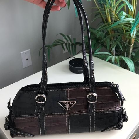 Designer Handbags Vintage, Vintage Prada Bag Outfit, Vintage Bag Design, Cute Vintage Bags, Designer Vintage Bags, Vintage Designer Aesthetic, Black Handbag Outfit, Prada Handbags Vintage, Prada Milano Bag