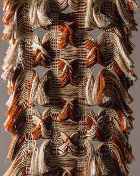 Rosana Escobar (@escobaryrosas) • Fotos y vídeos de Instagram Weaving Braids, Braided Fabric, Weaving Loom Diy, Textile Tapestry, Texture Photography, Ends Of The Earth, Vertical Lines, Weave Style, Weaving Patterns