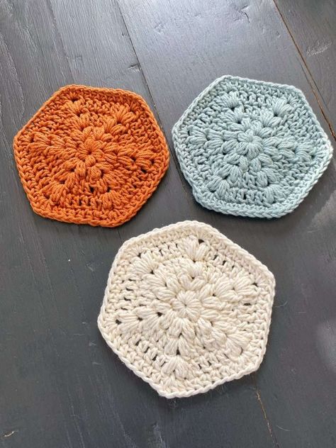 Hexagon Crochet Pattern, Puff Stitch Crochet, Hexagon Coaster, Coaster Pattern, Crochet Coaster Pattern, Crochet Coaster, Small Crochet, Hexagon Coasters, Crochet Hexagon