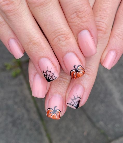 Nails by Kelly Jay 🎨 on Instagram: “ⓢⓟⓞⓞⓚⓨ ⓢⓔⓐⓢⓞⓝ 🎃🕸🖤 . . Natural Nails - using @the_gelbottle_inc BIAB - Teddy . #nails #naturalnails #gel #gelnails #nailinspo…” Builder Gel Halloween Nails, Halloween Nails Biab, Side Tip Nails, Halloween Biab Nails, Autumn Biab Nails, Teddy Nails, Nail Ideas Black, Biab Nail, Spider Web Nails