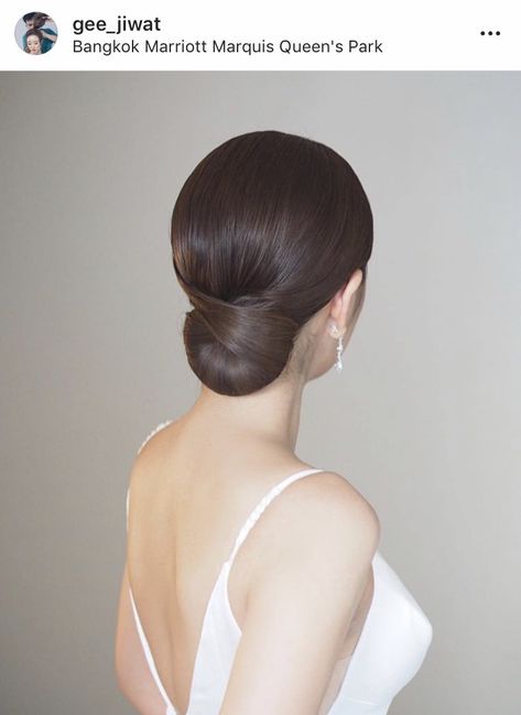 Classic Bridal Bun, Wedding Hair Sleek Bun, Hairdo Wedding The Bride, Sleek Wedding Bun, Sleek Bun Wedding Hair, Sleek Wedding Updo, Sleek Bridal Updo, Sleek Bridal Bun, Dresses Runway