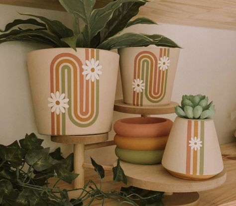 Rainbow Flower Pot Painting, Retro Plant Pots, 70s Plant Pot, Boho Pot Painting Ideas, Mushroom Painted Pot, Macetas Aesthetic, Aesthetic Pot Painting, Fall Terra Cotta Pot Ideas, Simple Pot Painting Ideas Creative